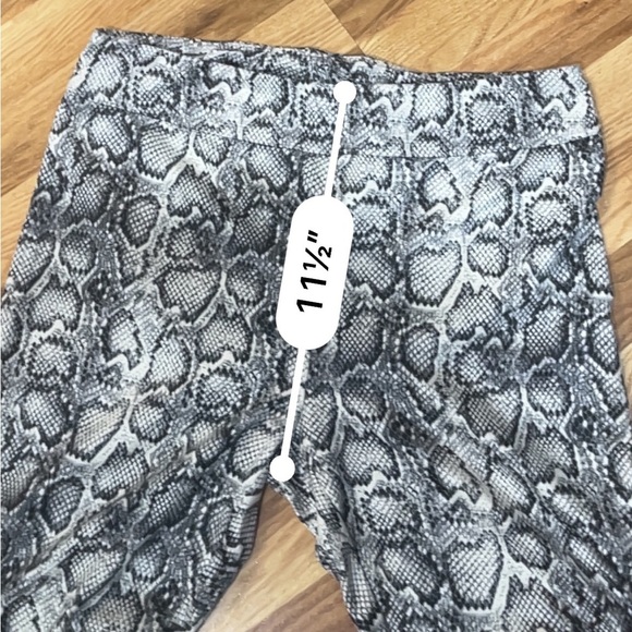 Vocal Apparel Knit Leggings with Snakeskin pattern, crystal and lace. - Picture 11 of 14